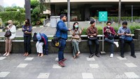 Sejumlah warga menunggu pengemudi ojek online di kawasan Jalan Rasuna Said, Kamis (12/3/2026), di tengah keluhan lamanya waktu tunggu layanan transportasi daring.