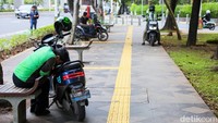 Perusahaan aplikasi transportasi daring menyebut layanan tetap berjalan normal meski waktu tunggu dapat berbeda pada waktu dan lokasi tertentu. 