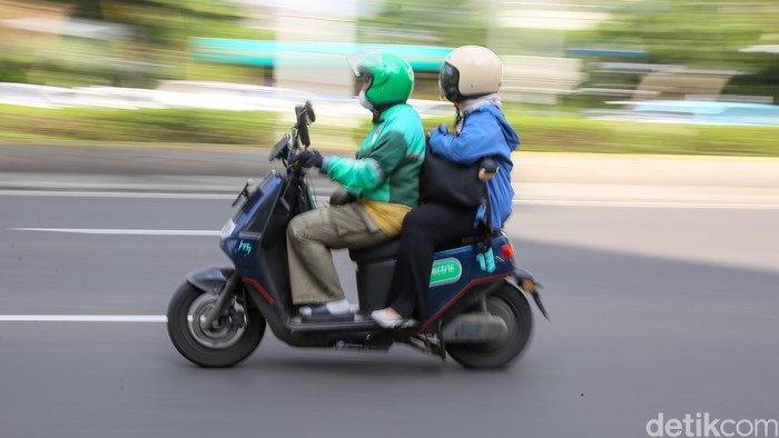 Sejumlah warga menunggu pengemudi ojek online di kawasan Jalan Rasuna Said, Kamis (12/3/2026), di tengah keluhan lamanya waktu tunggu layanan transportasi daring.