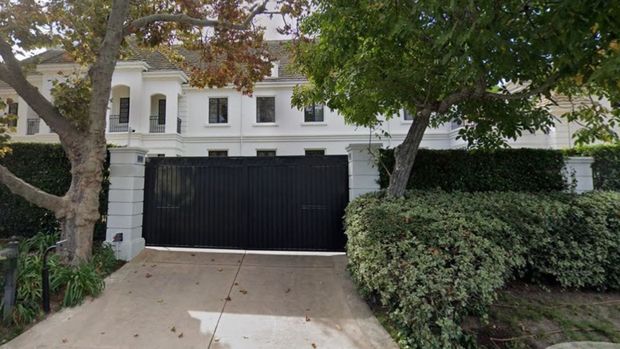 Tampak depan rumah baru Macaulay Culkin di Los Angeles, AS.