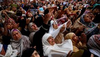 Peringatan tersebut diikuti jemaah yang datang untuk berdoa dan mengikuti rangkaian kegiatan keagamaan. REUTERS/Sharafat Ali  