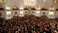 Ribuan muslim berkumpul di kompleks Hazratbal Shrine di Srinagar, Kashmir India, untuk memperingati wafatnya Hazrat Ali pada bulan Ramadan, Rabu (11/3/2026). REUTERS/Sharafat Ali  