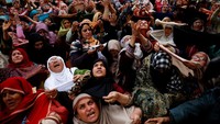 Saat relik dipamerkan, sejumlah jemaah terlihat emosional dan bereaksi haru ketika melihatnya dari dekat. REUTERS/Sharafat Ali  