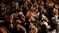 Peringatan wafatnya Hazrat Ali yang jatuh pada 21 Ramadan menjadi salah satu momen penting bagi muslim di kawasan Kashmir. REUTERS/Sharafat Ali  