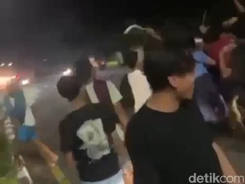 Tangkapan layar video bentrok remaja pada kegiatan balap lari liar di jalan Bypass BIL-Mandalika.