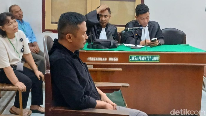 Terdakwa Jentrio Hermanto Simatupang saat menjalani sidang vonis di PN Medan, Kamis(12/3/2026). (Juita Sinuhaji/detikSumut)