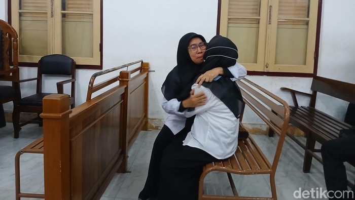 Terdakwa Renata Nasution dan Elviliyanti berpelukan usai divonis di ruang Cakra 9, PN Medan, Kamis (12/3/2026).
(Juita Sinuhaji/detikSumut)