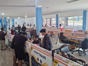 Pemudik Curi Start Mudik di Terminal Jatijajar: Hindari Macet-Incar Tiket Bus Murah