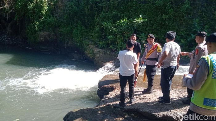 Tim Polres Klaten dan Polsek Trucuk mengecek lokasi anak tenggelam di sungai Cino, Kamis (12/3/2026).
