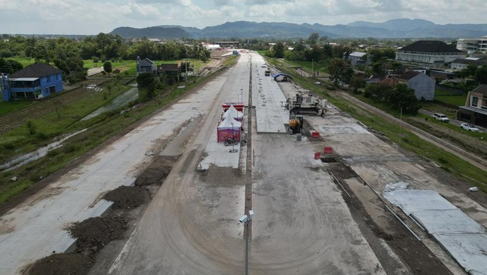 Foto aerial gerbang tol Purwomartani di Sleman, DI Yogyakarta, Kamis (12/3/2026). Selama masa mudik Lebaran 2026 jalan tol Yogyakarta-Solo segmen Purwomartani-Prambanan sepanjang 12,2 kilometer akan dibuka secara fungsional pada tanggal 16 Maret 2026 dari pukul 06.00 WIB hingga pukul 18.00 WIB. ANTARA FOTO/Hendra Nurdiyansyah/bar