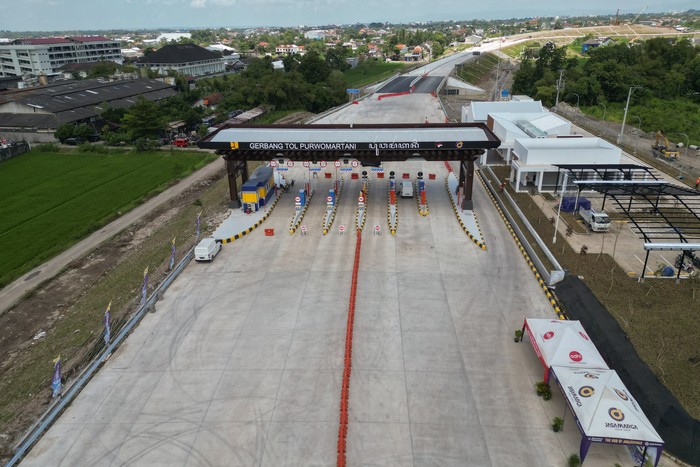 Foto aerial gerbang tol Purwomartani di Sleman, DI Yogyakarta, Kamis (12/3/2026). Selama masa mudik Lebaran 2026 jalan tol Yogyakarta-Solo segmen Purwomartani-Prambanan sepanjang 12,2 kilometer akan dibuka secara fungsional pada tanggal 16 Maret 2026