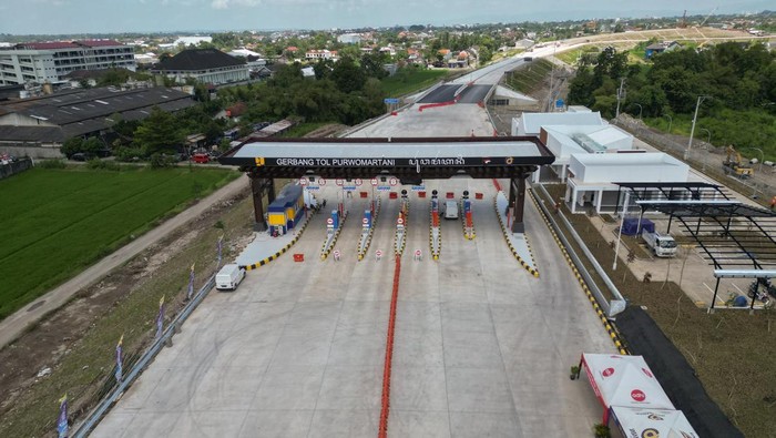 Foto aerial gerbang tol Purwomartani di Sleman, DI Yogyakarta, Kamis (12/3/2026). Selama masa mudik Lebaran 2026 jalan tol Yogyakarta-Solo segmen Purwomartani-Prambanan sepanjang 12,2 kilometer akan dibuka secara fungsional pada tanggal 16 Maret 2026 dari pukul 06.00 WIB hingga pukul 18.00 WIB. ANTARA FOTO/Hendra Nurdiyansyah/bar