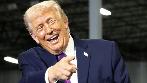 U.S. President Donald Trump gestures during a visit to Verst Logistics in Hebron, Kentucky, U.S., March 11, 2026. REUTERS/Kevin Lamarque     TPX IMAGES OF THE DAY