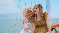 Kebersamaan Lindi dengan Starla udah seperti bestie banget nih. Foto: dok instagram Virgoun dan Lindi Fitriyana