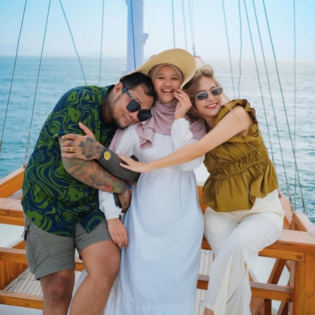 Bak Bestie, Momen Akrab Istri dengan Anak Virgoun