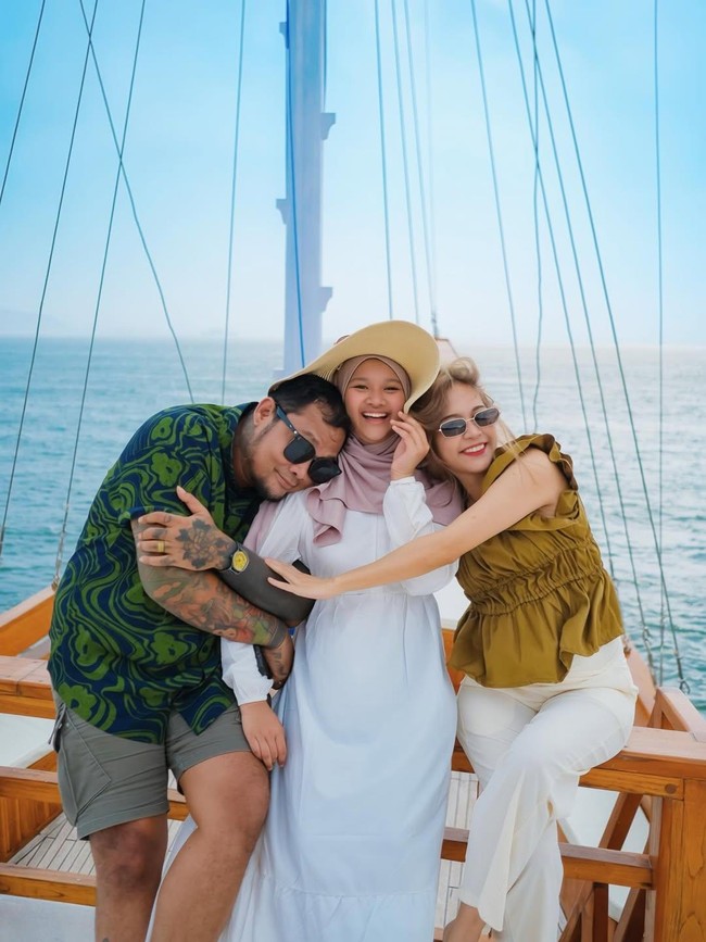 Bak Bestie, Momen Akrab Istri dengan Anak Virgoun