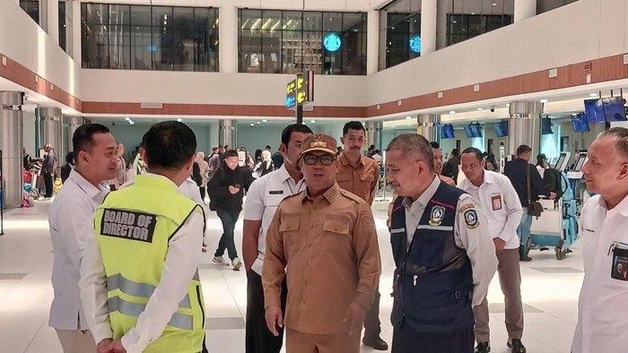-Wagub Kepri, Nyanyang Haris Pratamura meninjau kesiapan Bandara Batam menghadapi pemudik.(Alamudin)