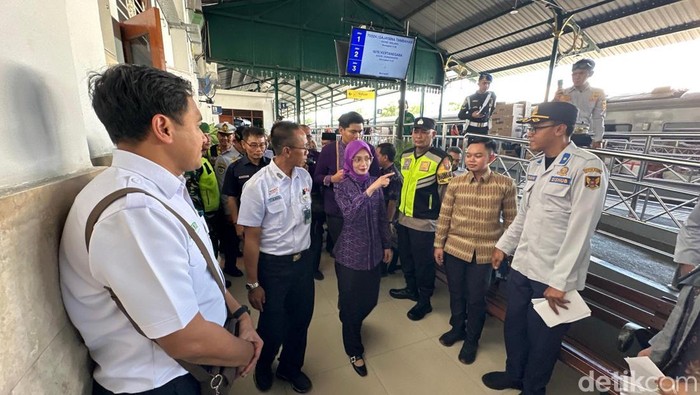 Wali Kota Kediri Vinanda Prameswati meninjau kesiapan Stasiun Kediri jelang Lebaran