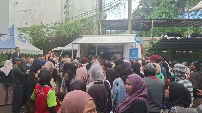 Warga antre menukarkan uang baru di Balai Kota Bogor, Kamis (12/3/2026).