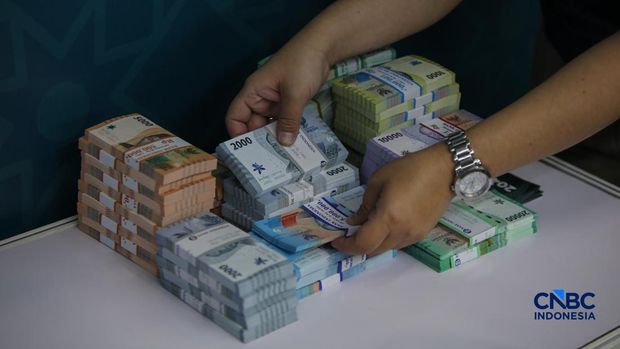 Warga menukarkan uang untuk keperluan THR Lebaran di Basket Hall kawasan Gelora Bung Karno (GBK), Kamis (12/3/2026). (CNBC Indonesia/Faisal Rahman)