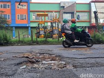 Perbaikan Jalan Berlubang Lamban, Warga Tambal dengan Batok Kelapa