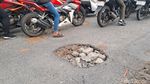 Perbaikan Jalan Berlubang Lamban, Warga Tambal dengan Batok Kelapa