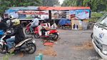 Perbaikan Jalan Berlubang Lamban, Warga Tambal dengan Batok Kelapa