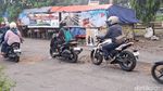 Perbaikan Jalan Berlubang Lamban, Warga Tambal dengan Batok Kelapa