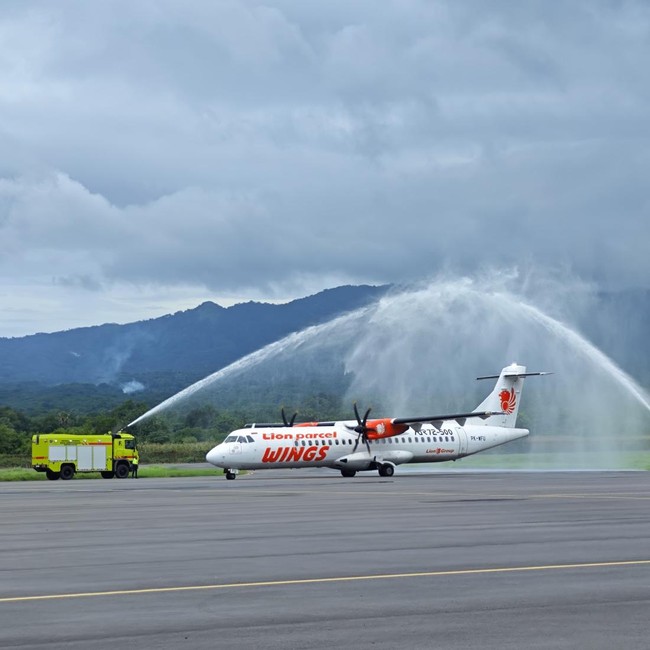 Potret Penerbangan Perdana Wings Air Maumere-Makassar