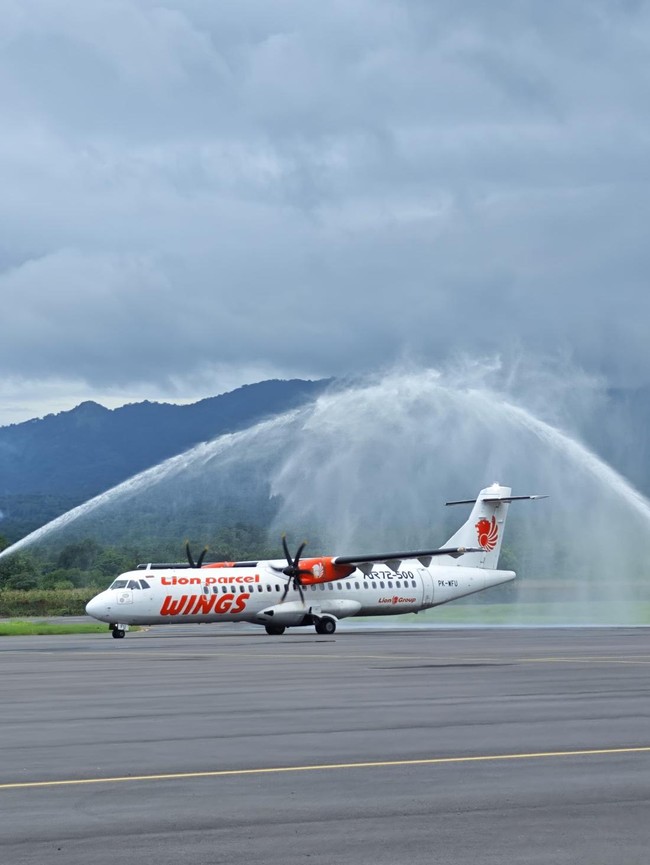 Potret Penerbangan Perdana Wings Air Maumere-Makassar