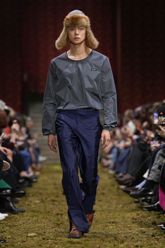 Yeonjun TXT mencetak sejarah sebagai idol KPop pria pertama, yang menjadi model runway di fashion show Miu Miu. Foto: dok. X