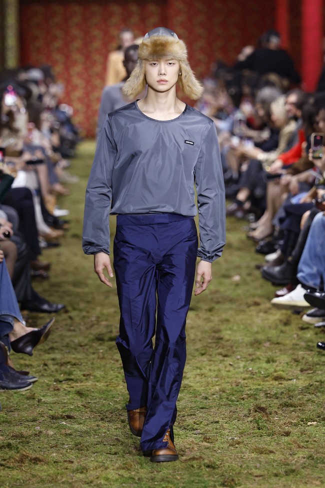 Tahun lalu, ia hadir sebagai tamu istimewa di peragaan busananya. Kini Yeonjun TXT terpilih menjadi salah satu model yang memperagakan koleksi Miu Miu Fall/Winter 2026 di Paris Fashion Week. Foto: dok. X