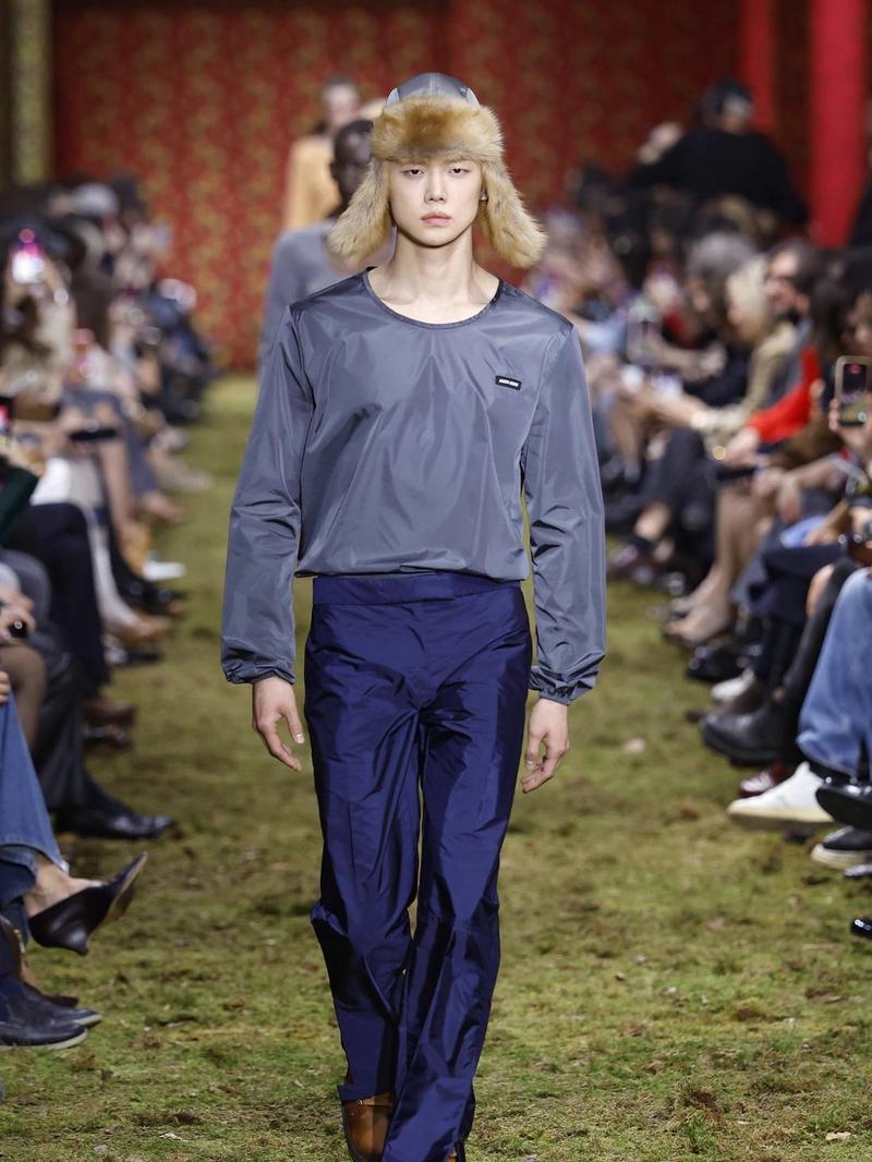 7 Gaya Yeonjun TXT, Idol KPop Pria Pertama Jadi Model Runway Miu Miu