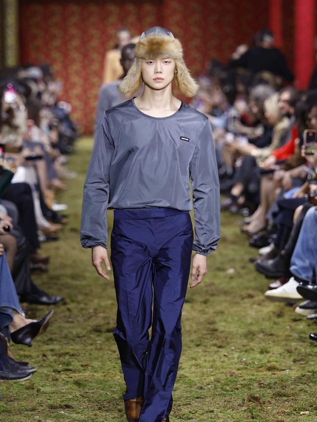 7 Gaya Yeonjun TXT, Idol KPop Pria Pertama Jadi Model Runway Miu Miu