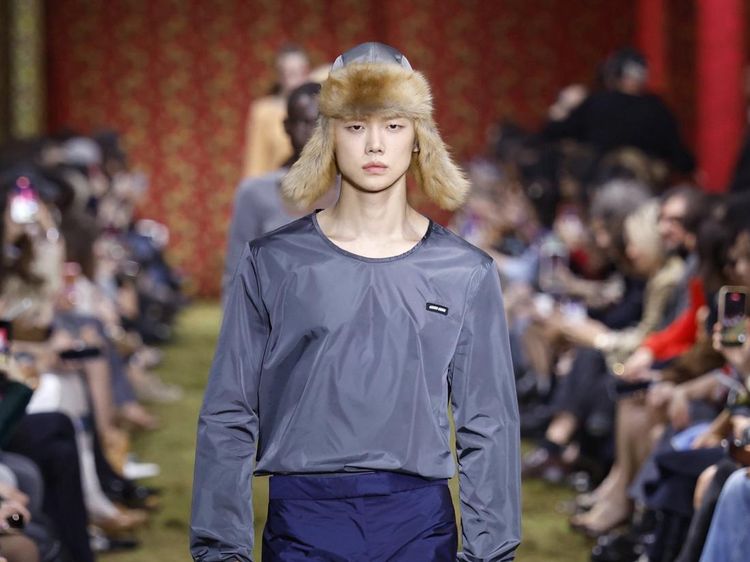 7 Gaya Yeonjun TXT, Idol KPop Pria Pertama Jadi Model Runway Miu Miu