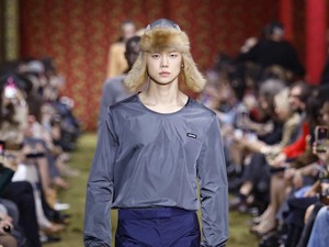 7 Gaya Yeonjun TXT, Idol KPop Pria Pertama Jadi Model Runway Miu Miu