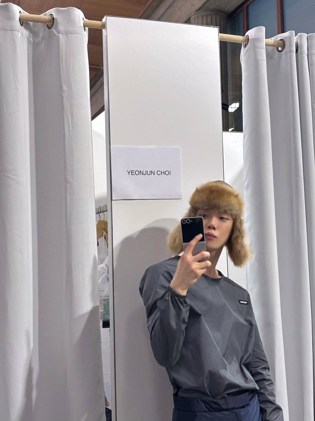 “Kalian bertanya kapan aku latihan modeling? Aku sama sekali tidak melakukannya. Aku hanya mencoba mengingat kembali latihan yang kulakukan saat menjadi model untuk UL:KIN dulu,” ungkap Yeonjun TXT lewat Bubble. Foto: dok. X