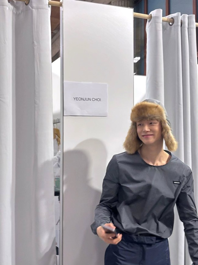 Dalam sebuah wawancara, personel TXT itu mengaku merasa terhormat bisa menjadi model runway Miu Miu. Ia pun membagikan momen persiapannya di belakang panggung sebelum berlenggak di runway. Foto: dok. X