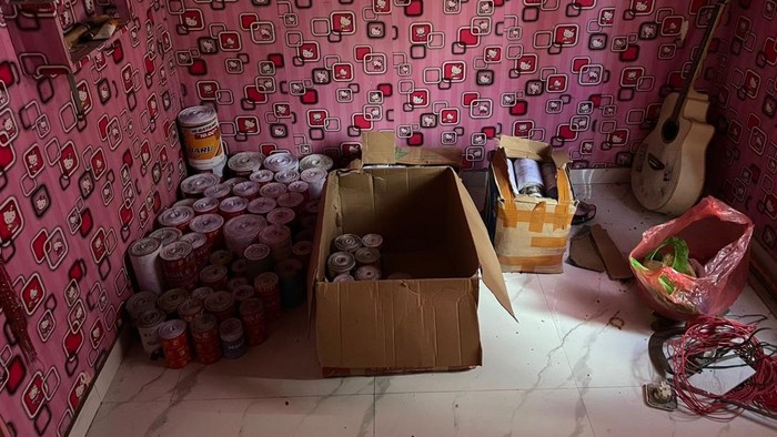 143 mercon siap ledak diamankan polisi di Kediri.