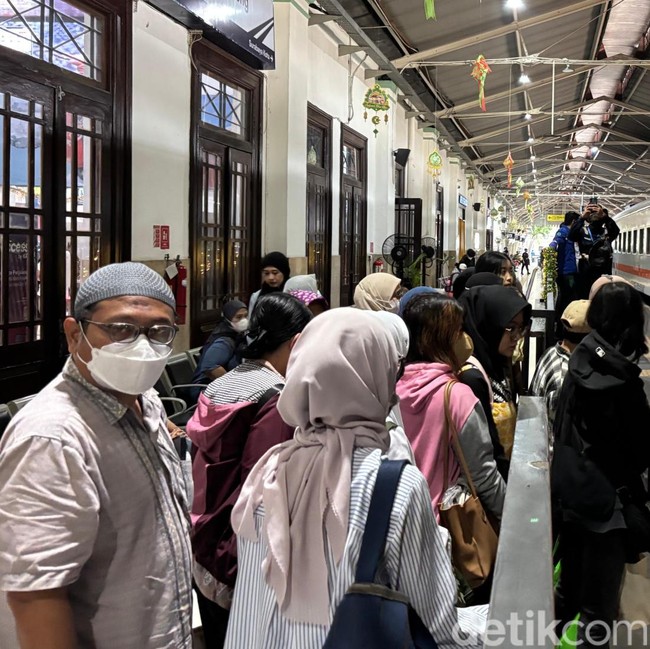 Belasan Ribu Penumpang Mulai Mudik dari Stasiun Daop 8 Surabaya