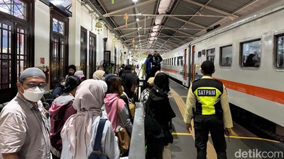 Belasan Ribu Penumpang Mulai Mudik dari Stasiun Daop 8 Surabaya