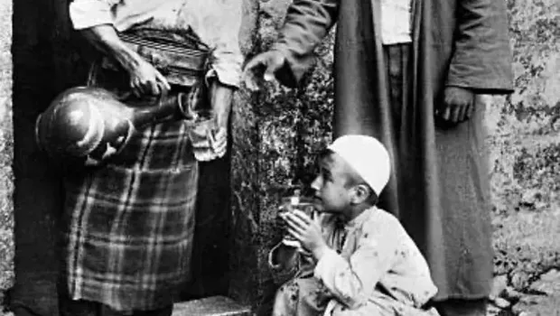 1907, Masyarakat menikmati Sharbat