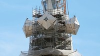 Elemen salib tersebut diproduksi dalam bentuk modul di Jerman selama tahun 2025 dan dirakit hampir seluruhnya di lokasi Sagrada Familia. Foto: NurPhoto via Getty Images/NurPhoto