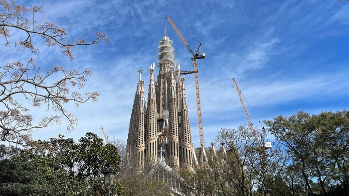 With the placement of the upper arm of the tower of Jesus, the Sagrada Familia reaches a height of 172.5 meters. The final piece, weighing over 12 tons, completes the cross, which measures 17 meters high and 13 meters wide. With the placement of this piece, the Antoni Gaudi masterpiece, now the tallest church in the world, takes a significant step towards its inauguration in June of this year, in Barcelona, Spain, on February 20, 2026. (Photo by Joan Valls/Urbanandsport/NurPhoto via Getty Images) (Photo by Urbanandsport/NurPhoto via Getty Images)