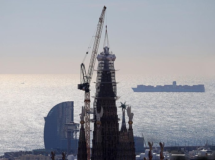 With the placement of the upper arm of the tower of Jesus, the Sagrada Familia reaches a height of 172.5 meters. The final piece, weighing over 12 tons, completes the cross, which measures 17 meters high and 13 meters wide. With the placement of this piece, the Antoni Gaudi masterpiece, now the tallest church in the world, takes a significant step towards its inauguration in June of this year, in Barcelona, Spain, on February 20, 2026. (Photo by Joan Valls/Urbanandsport/NurPhoto via Getty Images) (Photo by Urbanandsport/NurPhoto via Getty Images)