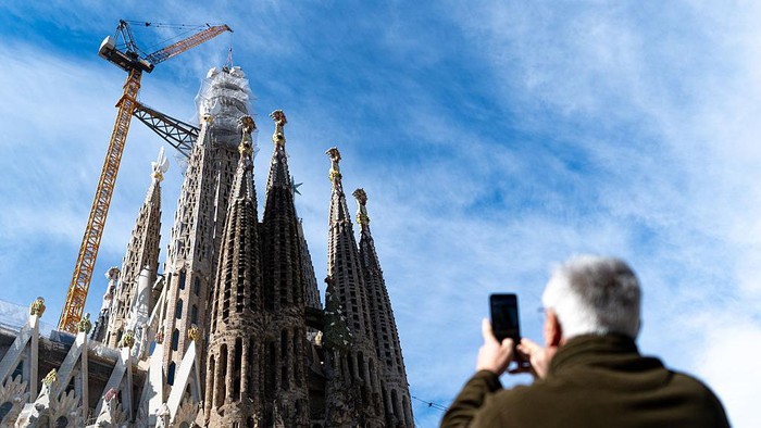 BARCELONA, CATALONIA, SPAIN - FEBRUARY 20: Installation of the upper arm of the cross of the tower of Jesus Christ, on 20 February, 2026 in Barcelona, Catalonia, Spain. This Friday the upper arm of the cross of the tower of Jesus Christ, the last piece that will complete this central tower of the Sagrada Familia, will be installed, a milestone that the church will broadcast live on its social networks to share it with the citizens of Barcelona and the international public. The cross will reach a total height of 17 metres and a width of 13.5 metres, and its inauguration is scheduled for 10 June. (Photo By Lorena Sopena/Europa Press via Getty Images)