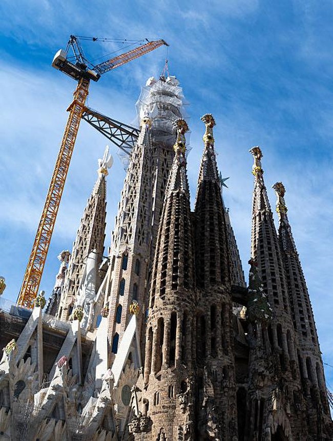 Potret Gereja Tertinggi di Dunia, Proyek 140 Tahun!