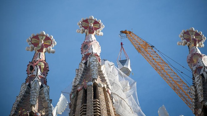 BARCELONA, CATALONIA, SPAIN - FEBRUARY 20: Installation of the upper arm of the cross of the tower of Jesus Christ, on 20 February, 2026 in Barcelona, Catalonia, Spain. This Friday the upper arm of the cross of the tower of Jesus Christ, the last piece that will complete this central tower of the Sagrada Familia, will be installed, a milestone that the church will broadcast live on its social networks to share it with the citizens of Barcelona and the international public. The cross will reach a total height of 17 metres and a width of 13.5 metres, and its inauguration is scheduled for 10 June. (Photo By Lorena Sopena/Europa Press via Getty Images)