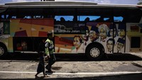 Sebanyak sekitar 4.000 peserta mengikuti program mudik gratis ini dengan lima kota tujuan. Para peserta merupakan mitra pengemudi Gojek beserta anggota keluarga mereka yang memanfaatkan fasilitas transportasi bus yang disediakan oleh penyelenggara. ANTARA FOTO/Dhemas Reviyanto