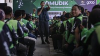 Program GoMudik diharapkan dapat membantu para mitra pengemudi untuk merayakan Hari Raya Idul Fitri bersama keluarga di kampung halaman tanpa harus terbebani biaya perjalanan yang tinggi. Selain itu, kegiatan ini juga menjadi bagian dari upaya mendukung kelancaran arus mudik dengan menyediakan moda transportasi yang lebih aman dan terorganisir. ANTARA FOTO/Dhemas Reviyanto